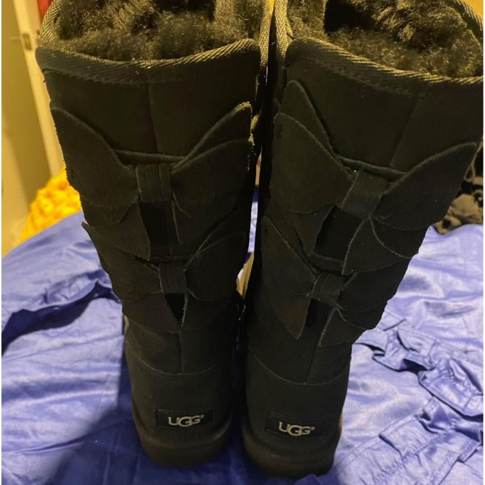 Black uggs size 5 women’s. Never worn, can’t fit them